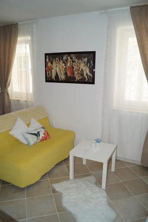 Amd Infinity Suites Split Apartment